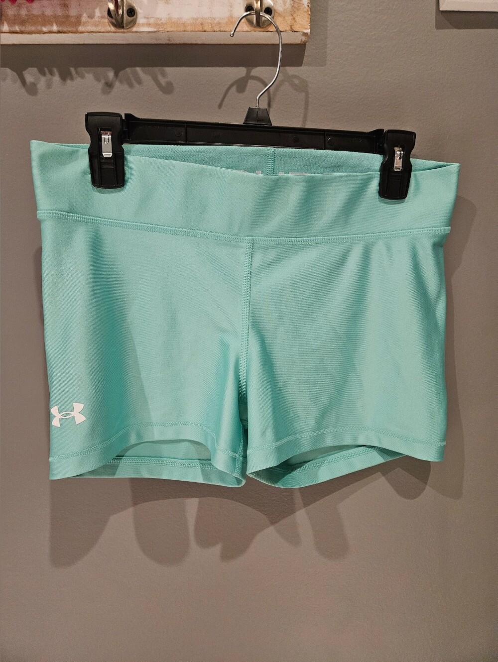 Under Armour Women’s Mint Green Bike Shorts Size LARGE LIKE NEW